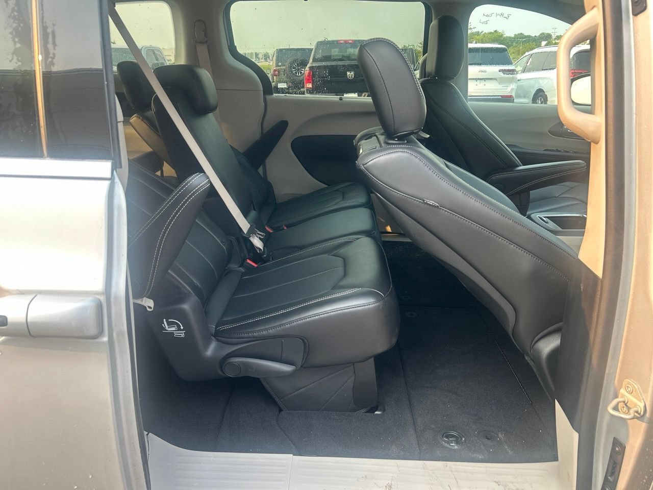Used 2024 Chrysler Pacifica Touring-L w/ Uconnect Theater Family Group FWD image 14