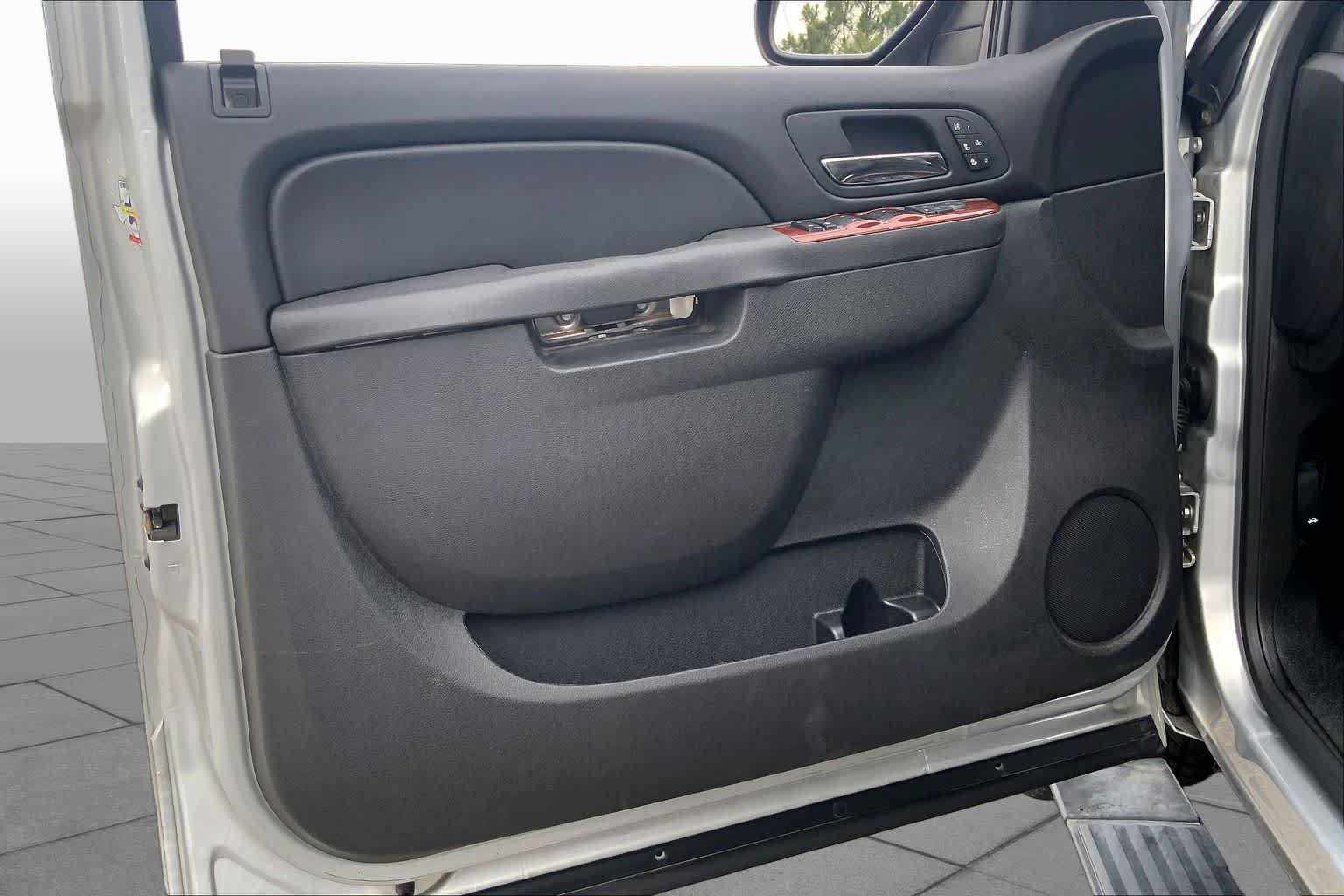Used 2012 Chevrolet Tahoe LTZ RWD image 21