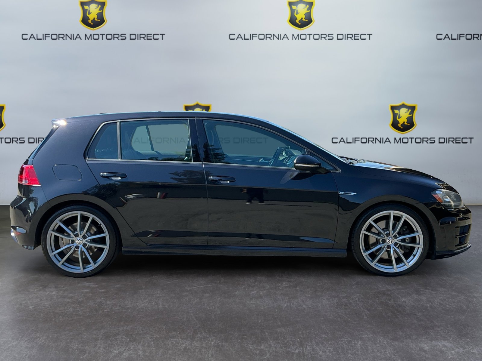 Used 2017 Volkswagen Golf R 4-Door image 4