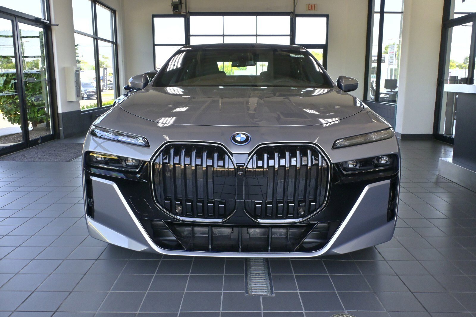 New 2026 BMW 750e xDrive w/ Executive Package image 7