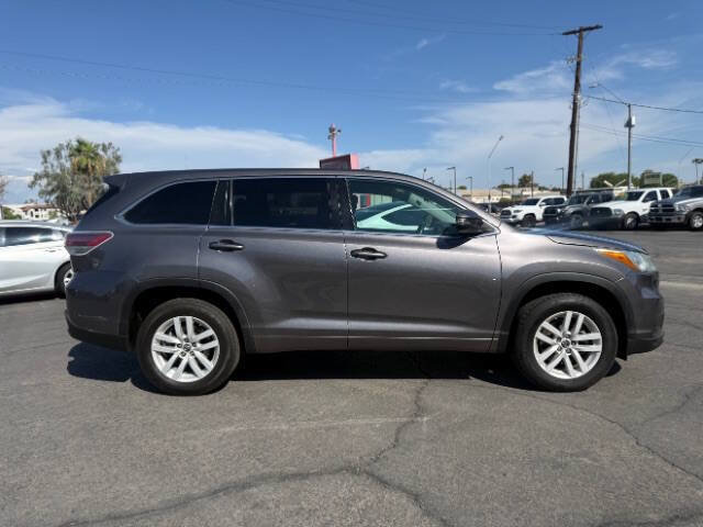 Used 2016 Toyota Highlander LE FWD image 2