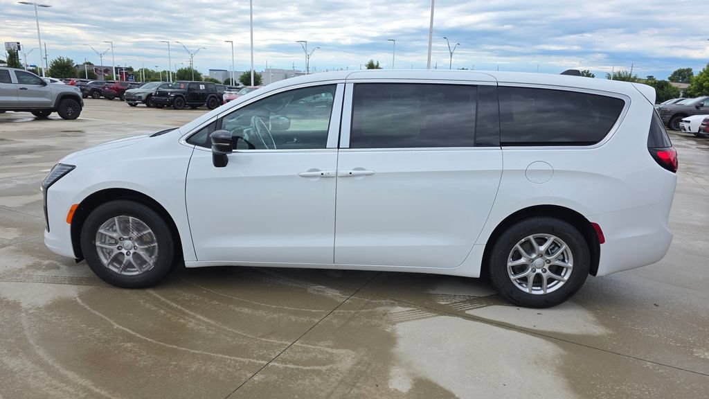 New 2027 Chrysler Pacifica Select FWD image 2