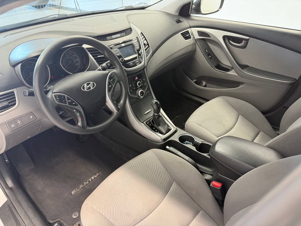 Used 2015 Hyundai Elantra SE w/ Option Group 02 FWD image 2