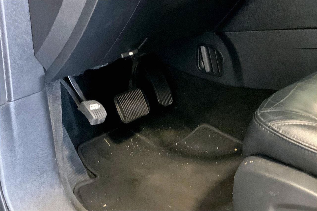 Used 2017 Ford Explorer XLT w/ Equipment Group 202A FWD image 22