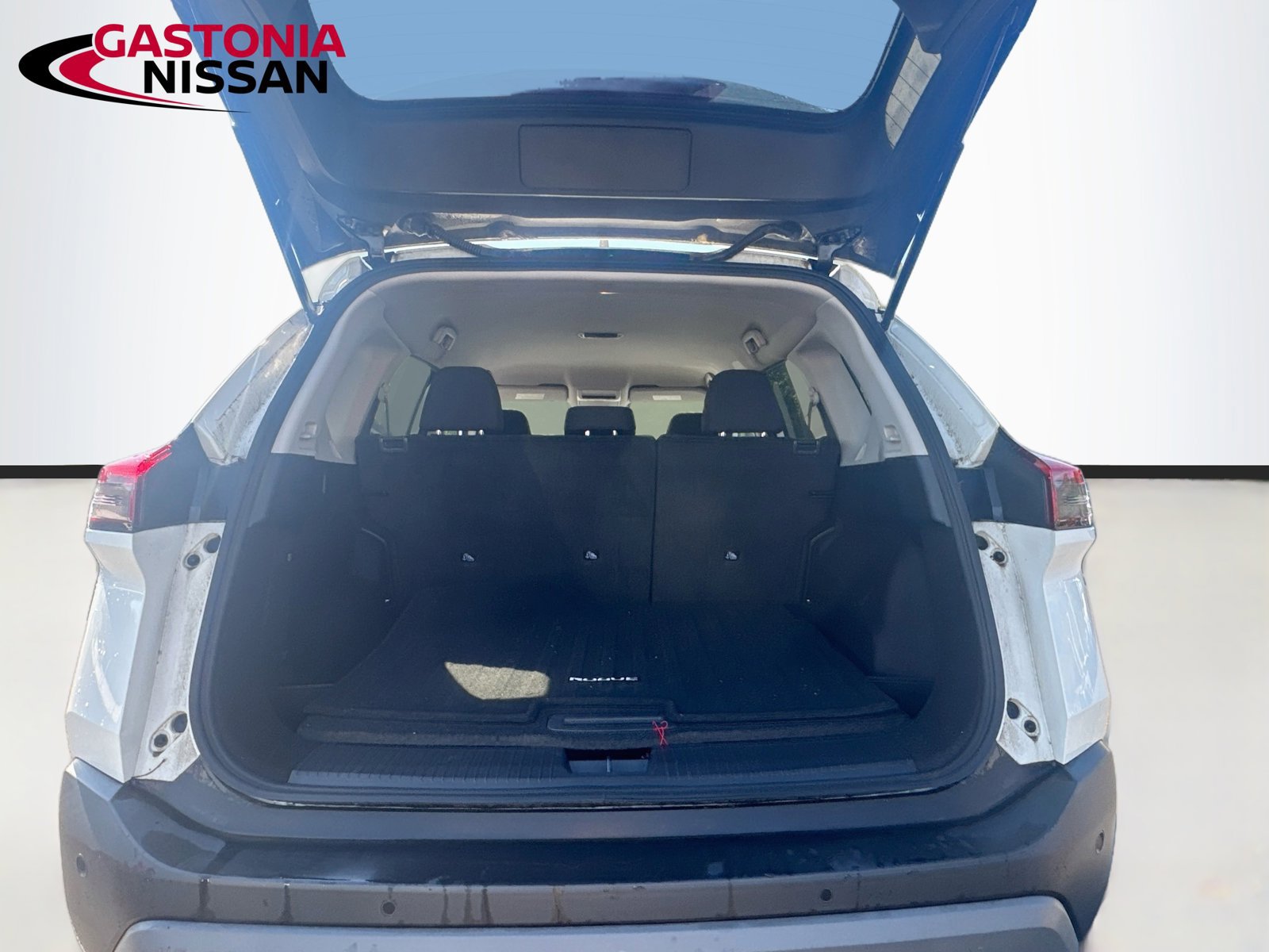 Used 2023 Nissan Rogue S FWD image 31