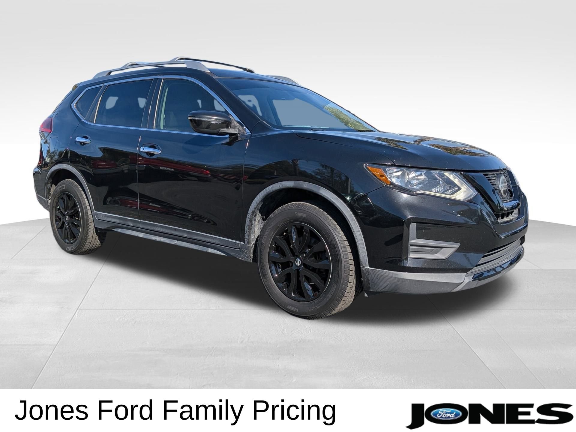 Used 2018 Nissan Rogue SV image 3