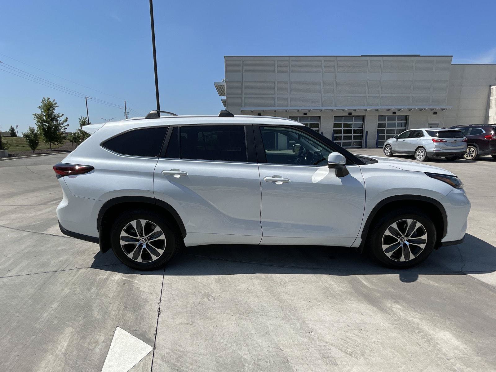 Used 2025 Toyota Highlander XLE AWD/4WD image 16