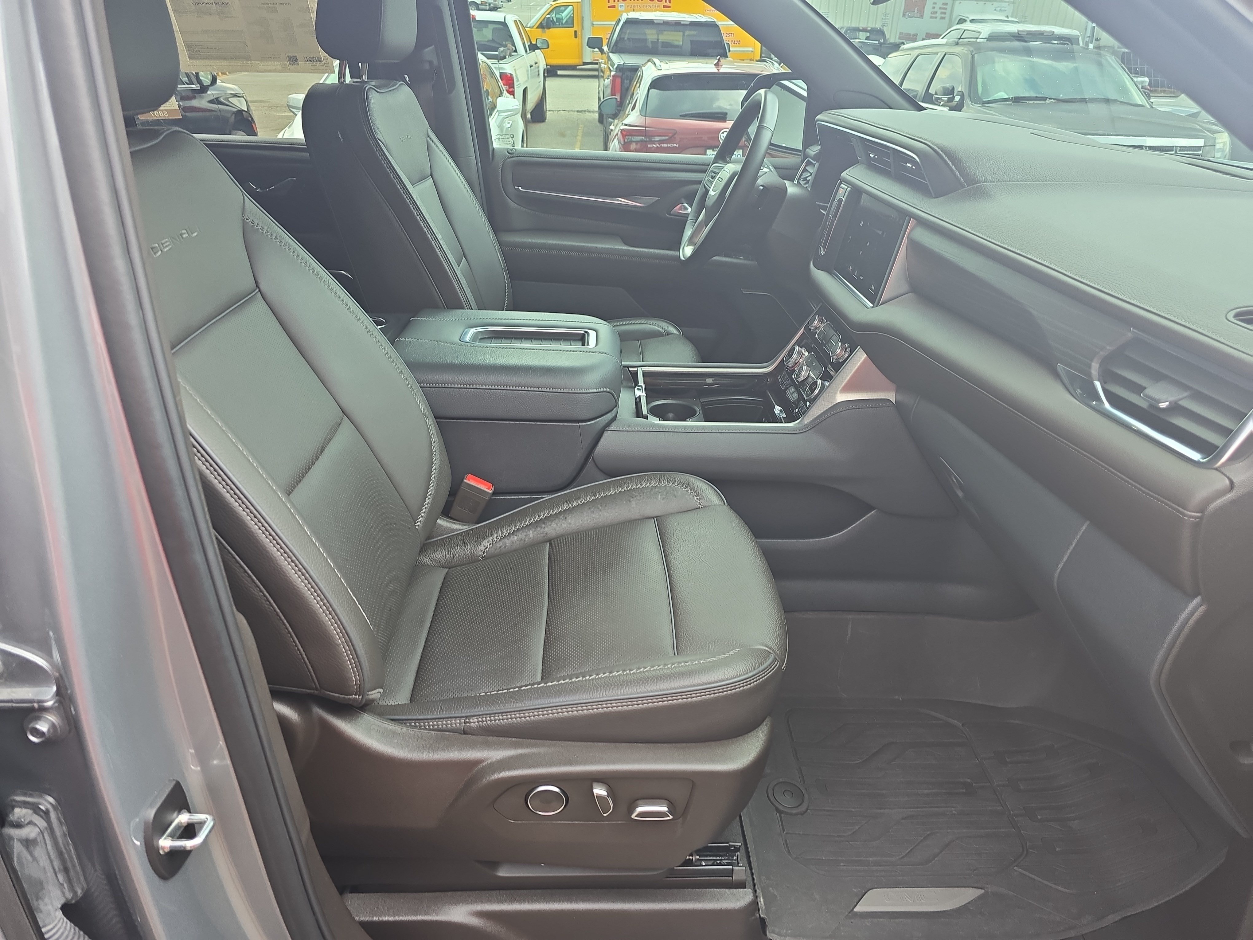 Used 2023 GMC Yukon Denali AWD/4WD image 10