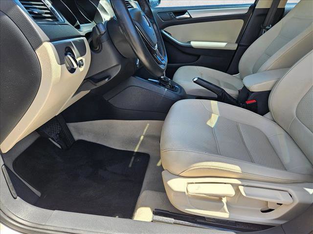 Used 2015 Volkswagen Jetta SE FWD image 16