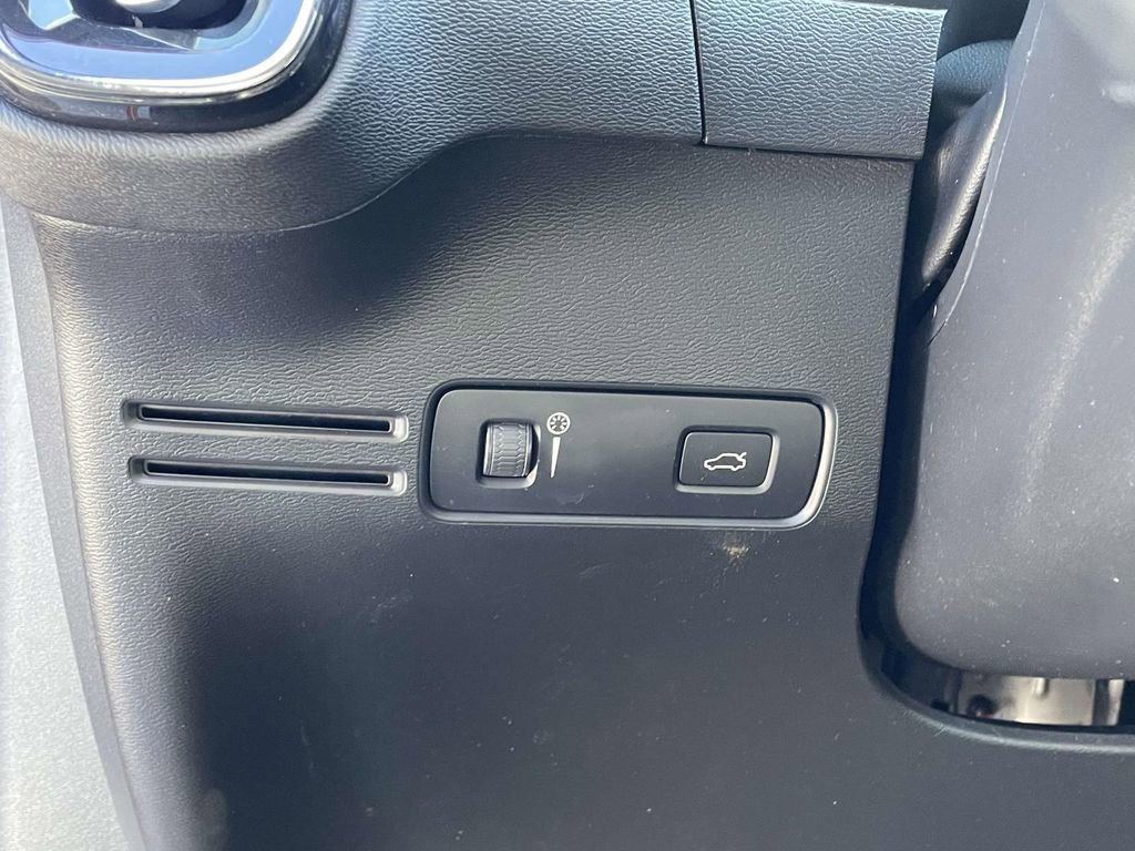 Used 2022 Volvo XC40 T4 R-Design w/ Advanced Package image 9