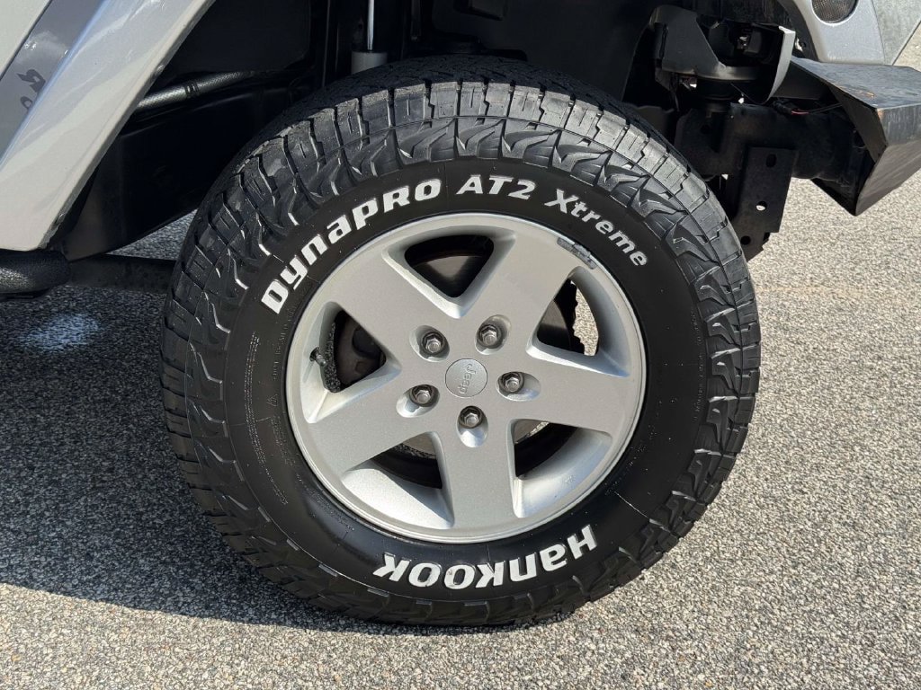 Used 2013 Jeep Wrangler Unlimited Sahara w/ Dual Top Group AWD/4WD image 25