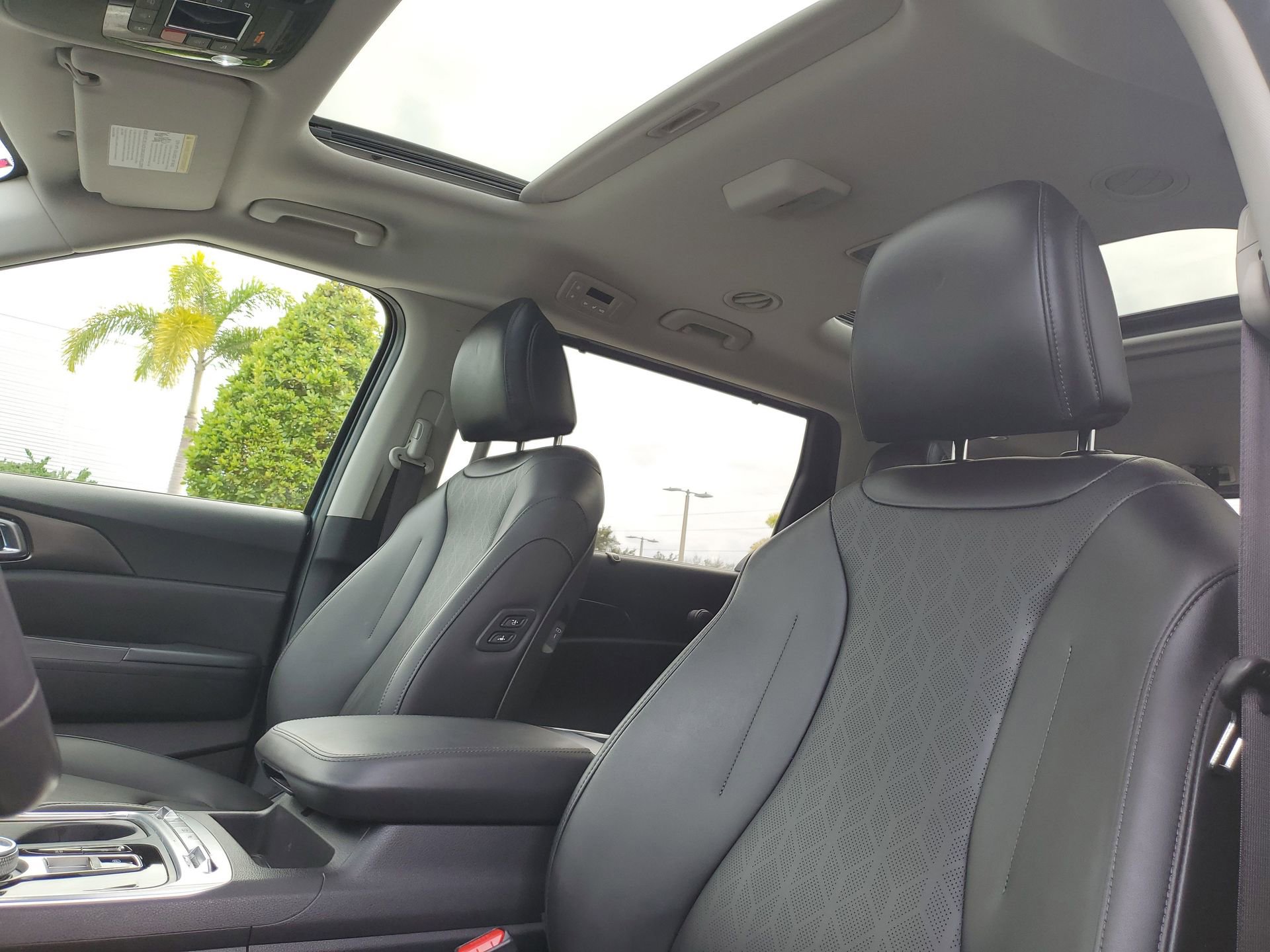 Used 2025 Kia Carnival SX w/ SX Dark Edition Package image 19