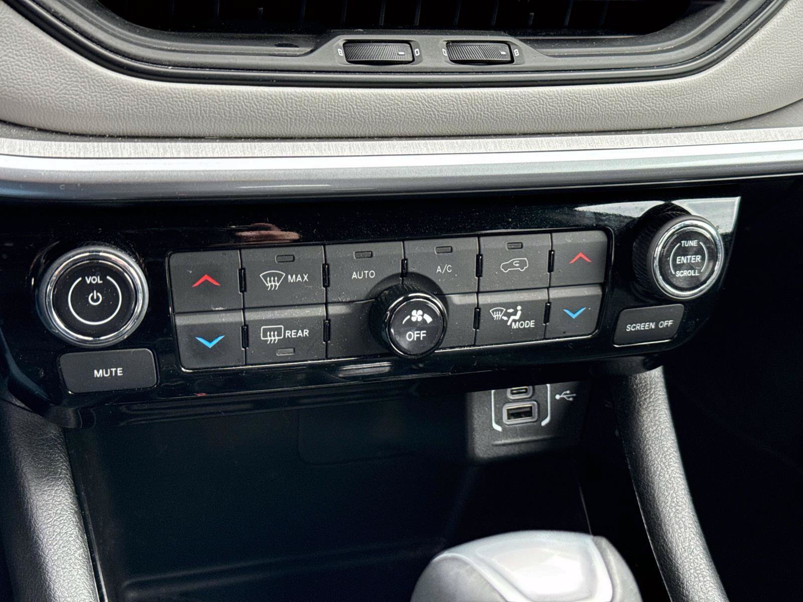 Used 2025 Jeep Compass Limited AWD/4WD image 18