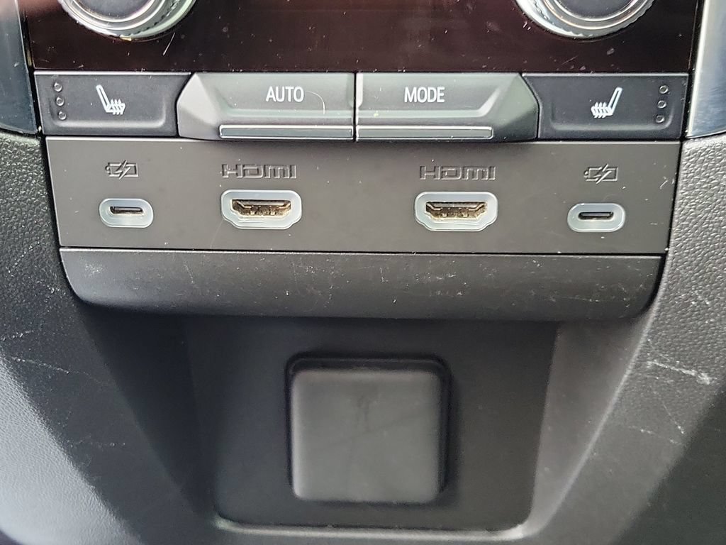 Used 2024 GMC Yukon Denali w/ Advanced Technology Package AWD/4WD image 16