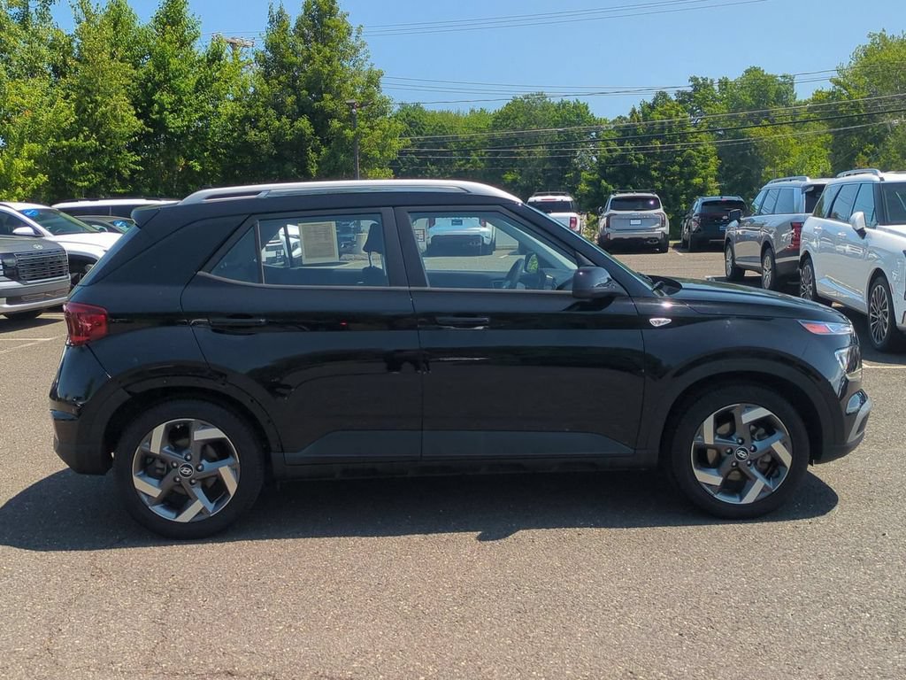 Certified 2022 Hyundai Venue SEL w/ Cargo Package FWD image 2