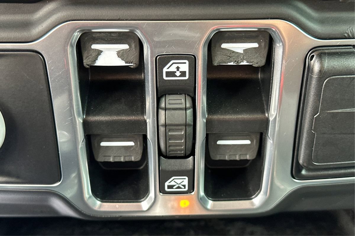 Used 2020 Jeep Wrangler Unlimited Sport image 35