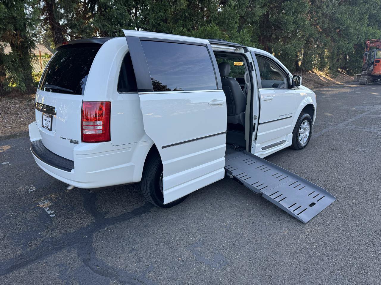 Used 2010 Chrysler Town & Country Touring FWD image 3