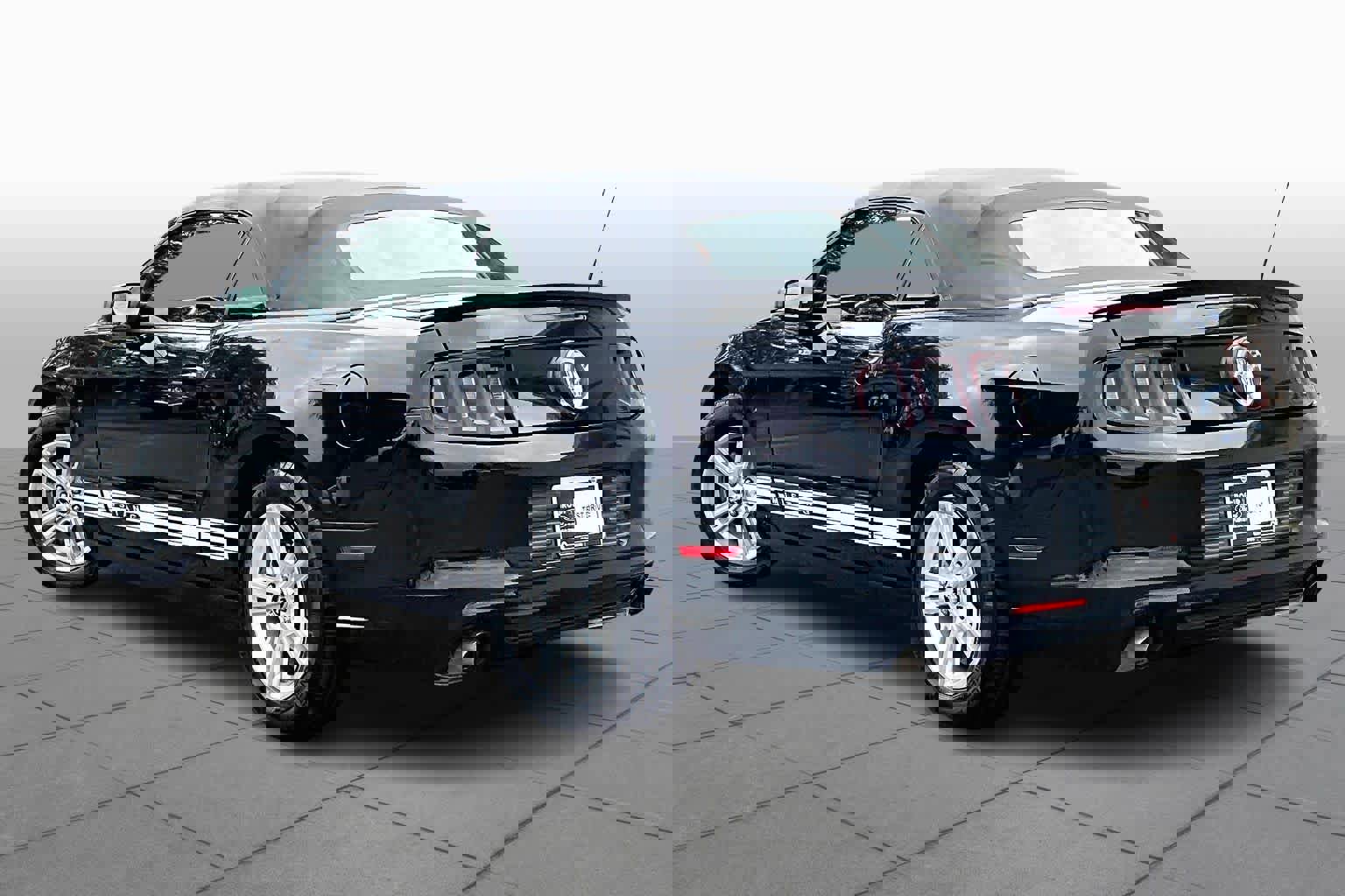 Used 2013 Ford Mustang Convertible image 9