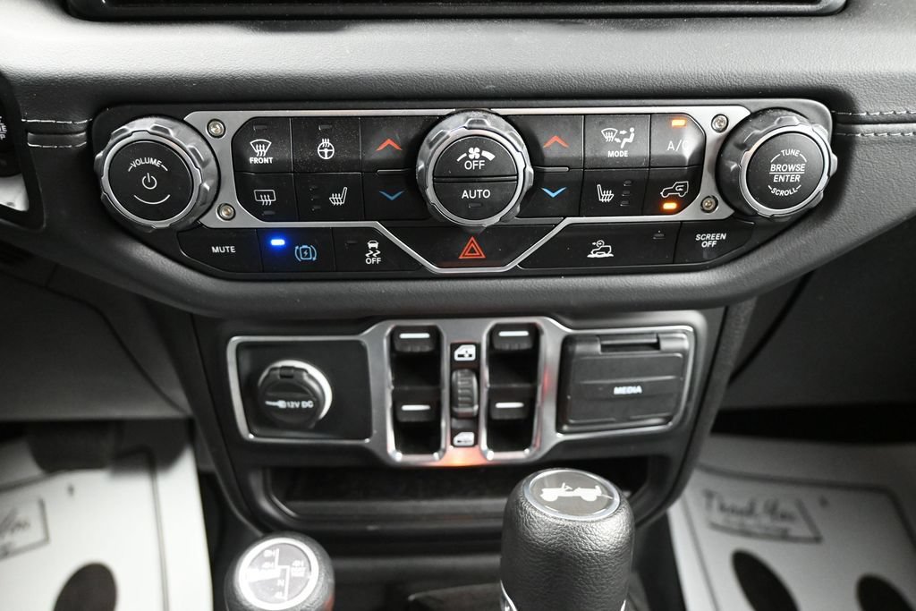 Used 2025 Jeep Wrangler Unlimited Sahara AWD/4WD image 19
