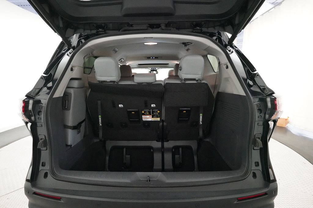 Used 2023 Toyota Sienna XLE FWD image 10