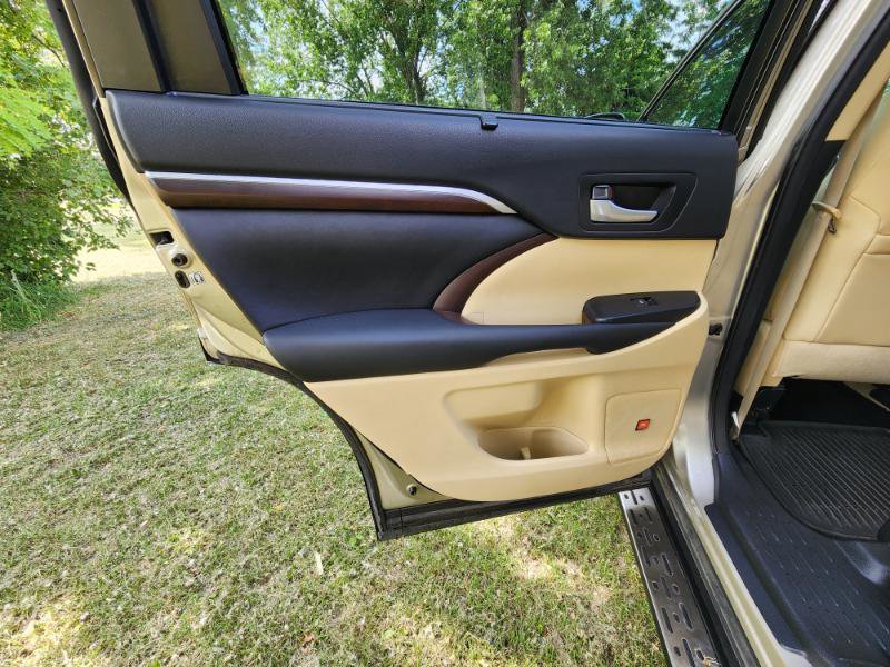 Used 2015 Toyota Highlander Limited Platinum image 23