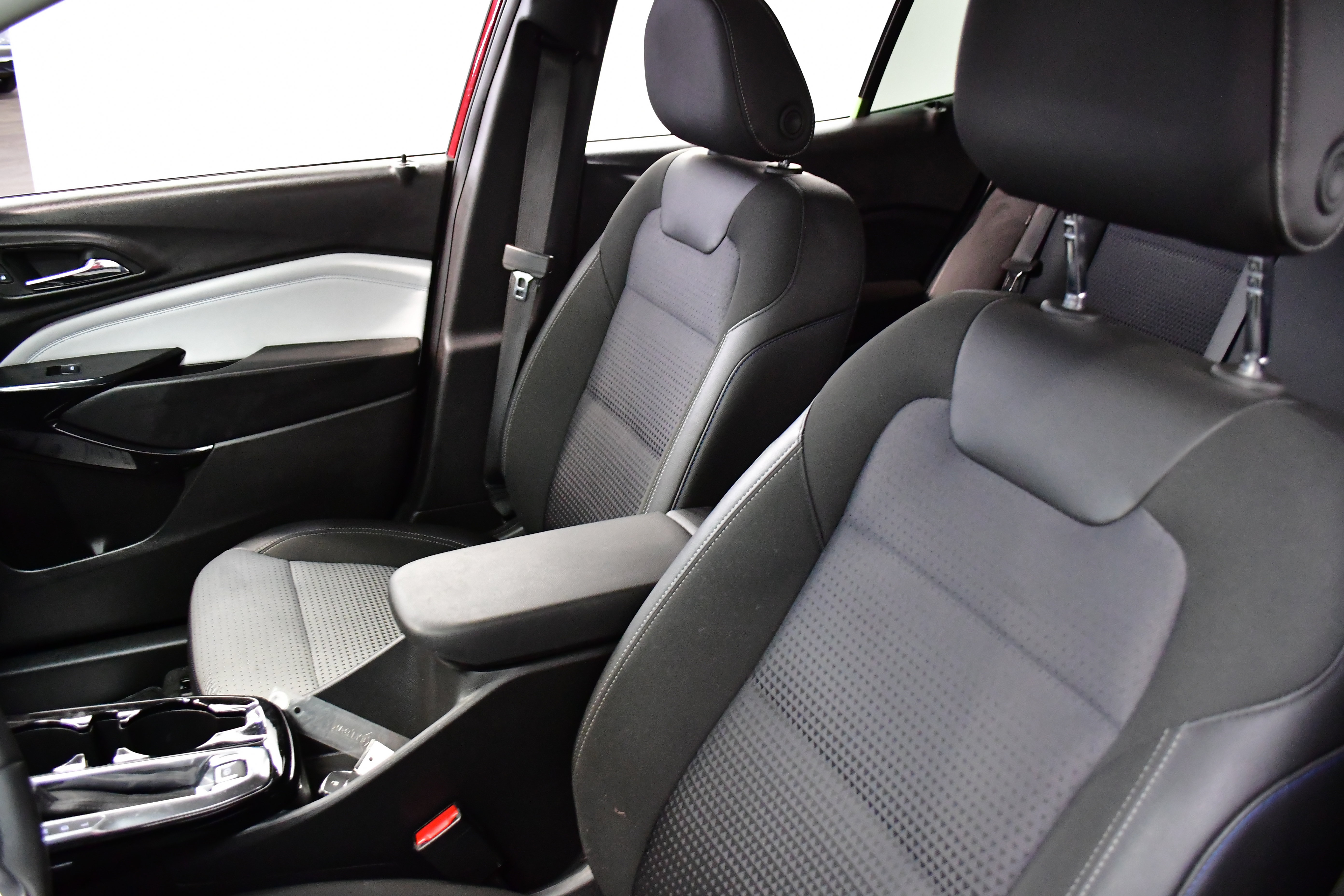 Used 2025 Chevrolet Trax LT w/ LT Convenience Package image 12