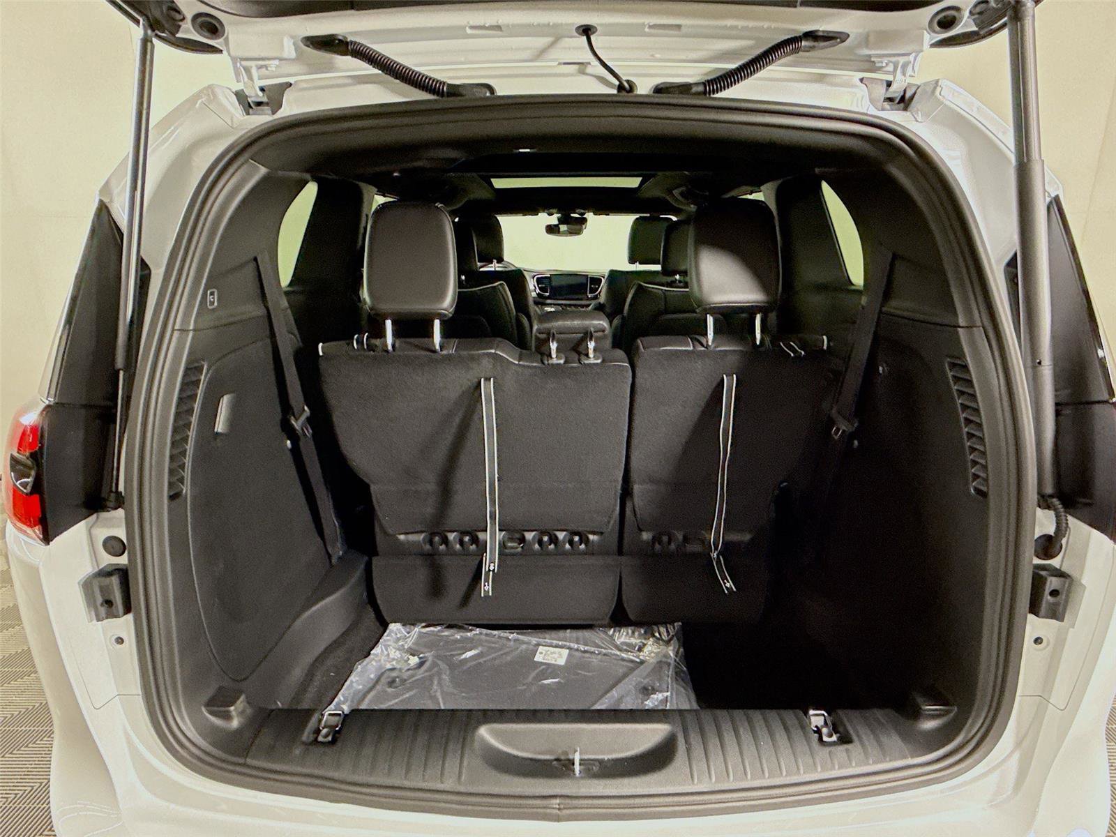 New 2026 Chrysler Pacifica Limited w/ Trailer Tow Group image 21