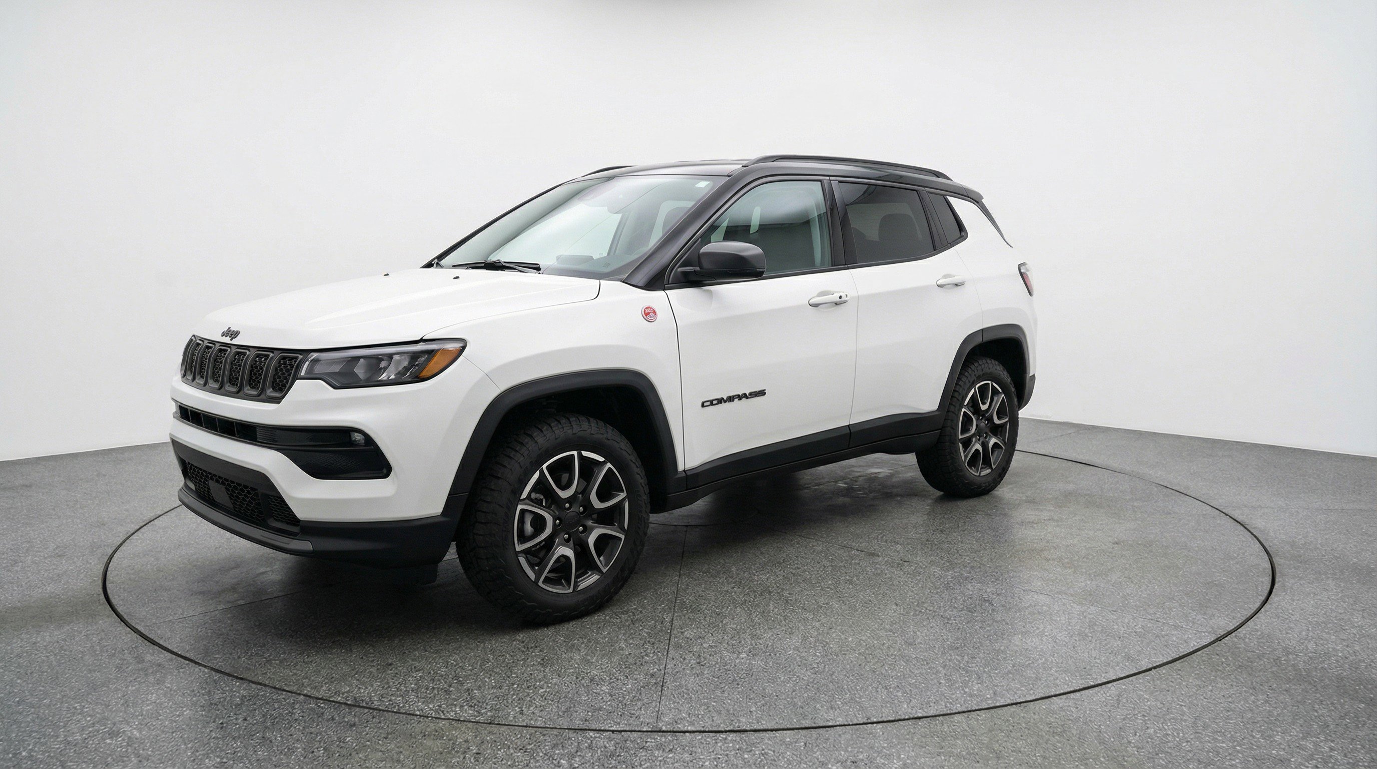 Used 2025 Jeep Compass Trailhawk image 3