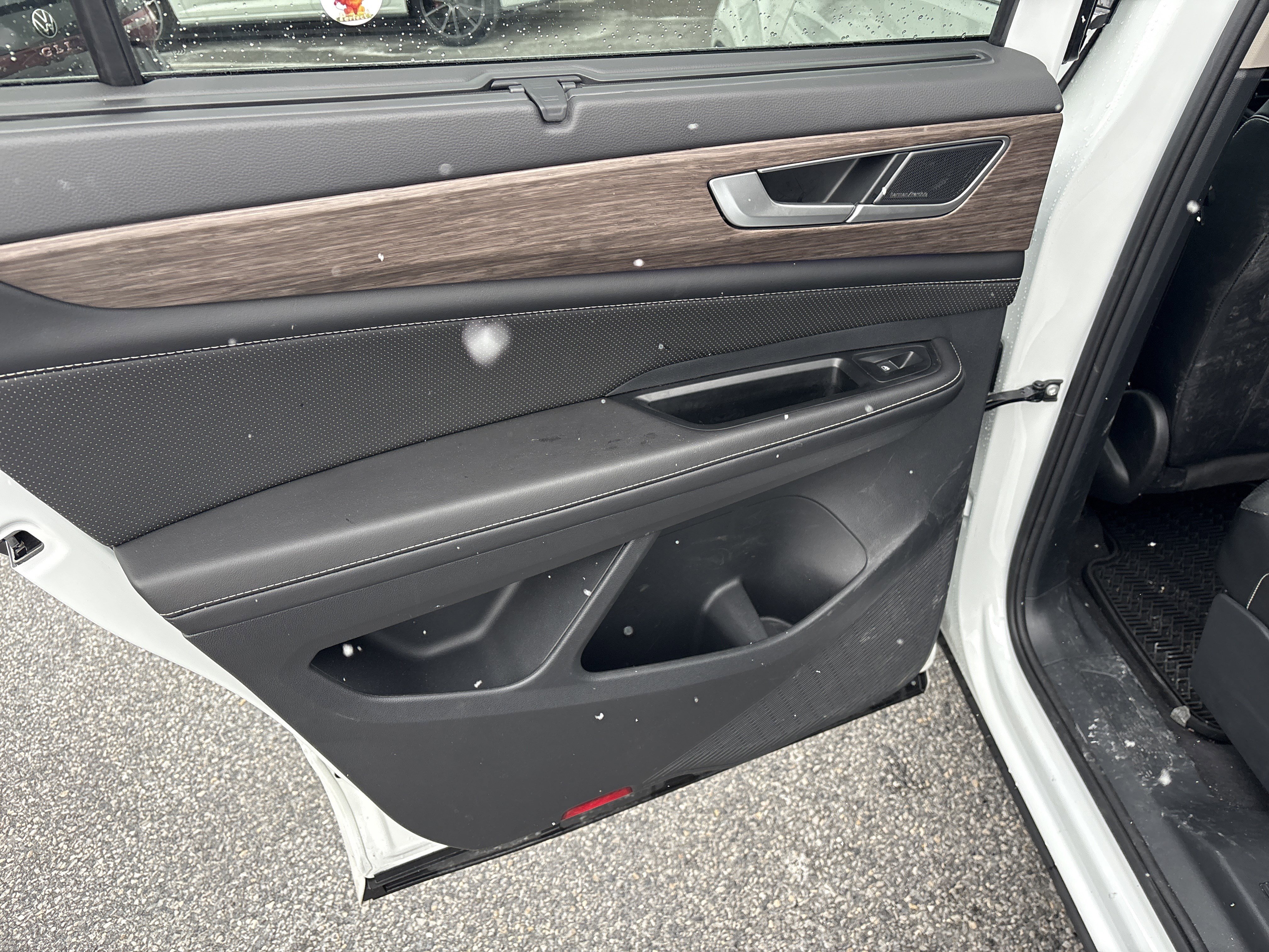 Certified 2024 Volkswagen Atlas SEL Premium R-Line image 11