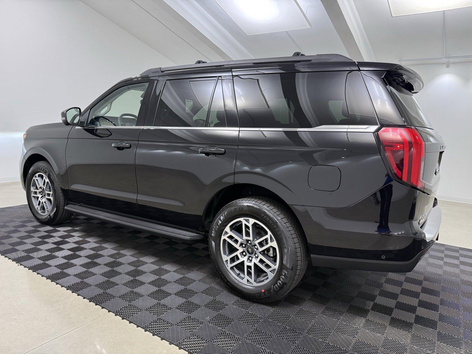 New 2025 Ford Expedition Active image 4