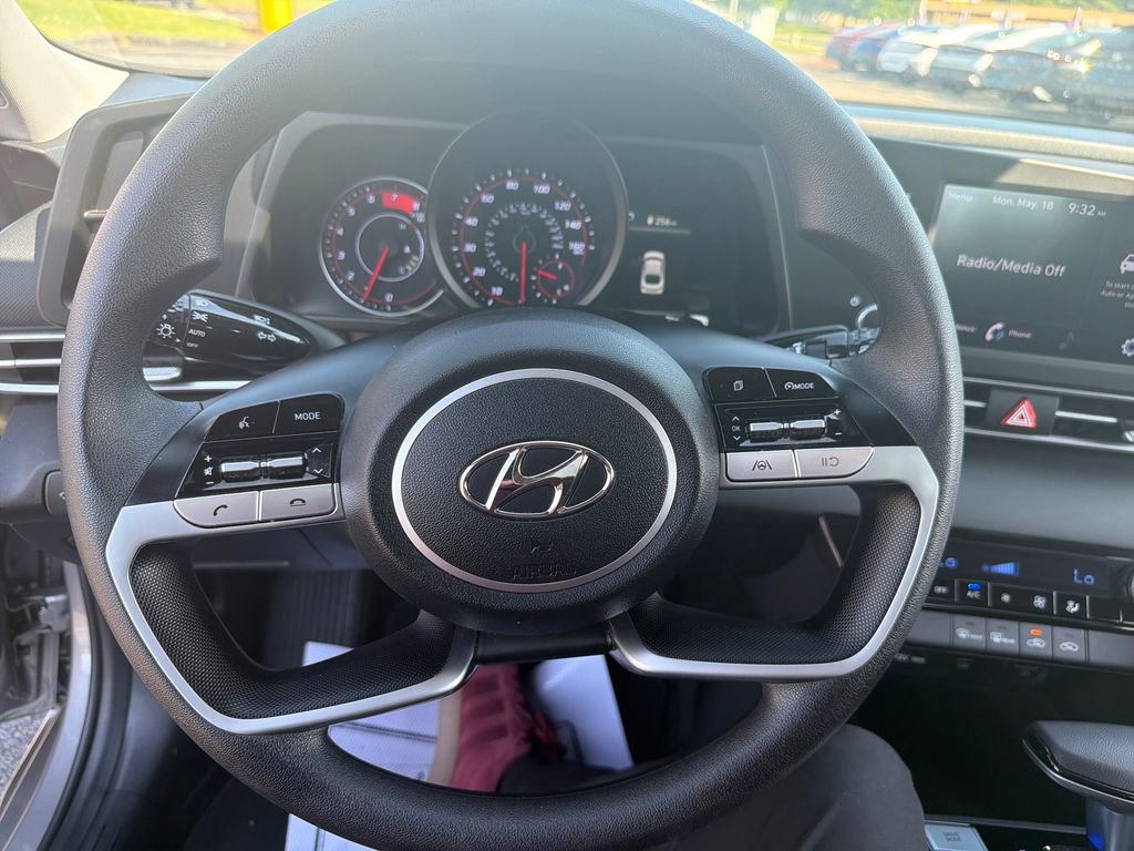 Used 2022 Hyundai Elantra SEL FWD image 17