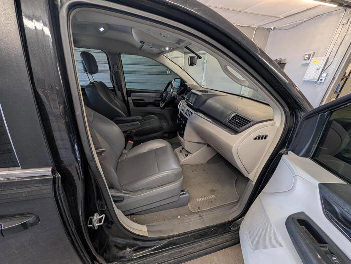 Used 2013 Volkswagen Routan SE FWD image 29