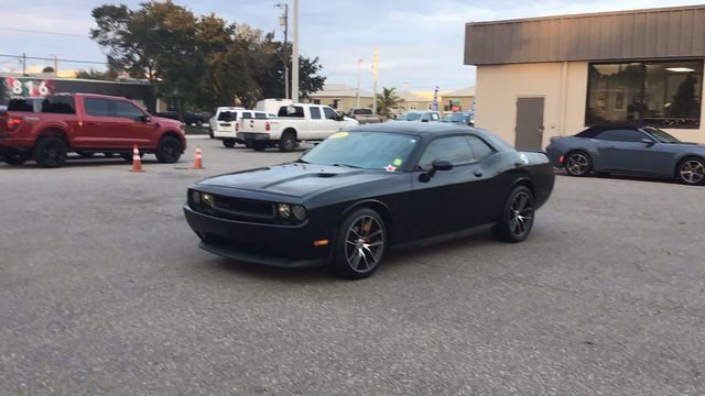 Used 2014 Dodge Challenger SXT image 2