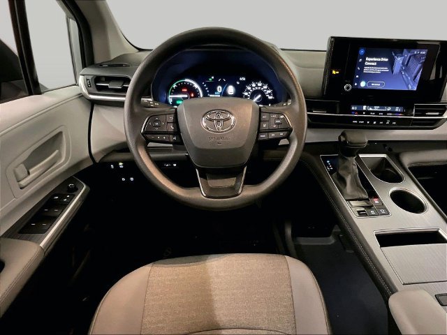 Used 2025 Toyota Sienna LE FWD image 5