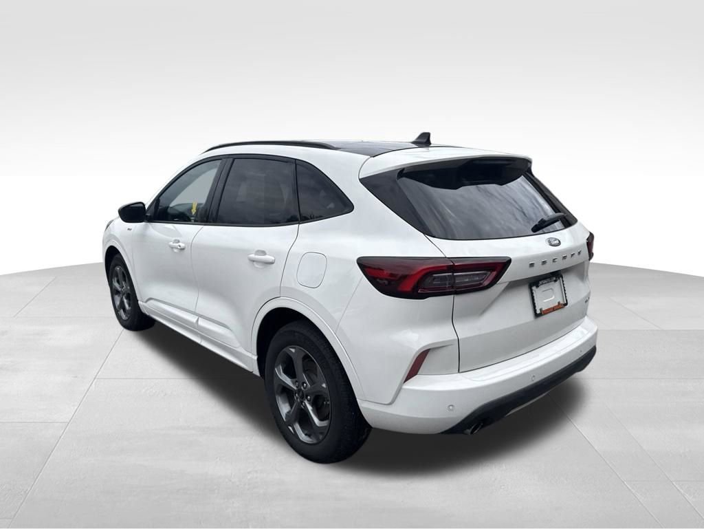 Used 2023 Ford Escape ST-Line w/ Tech Pack #1 AWD/4WD image 3
