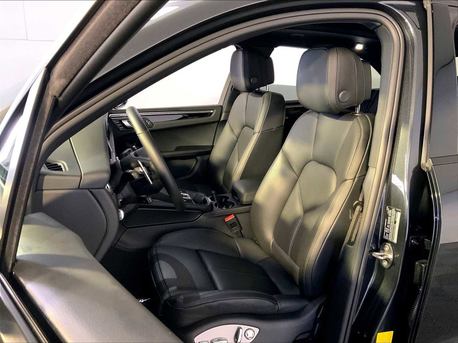 Certified 2025 Porsche Macan image 5