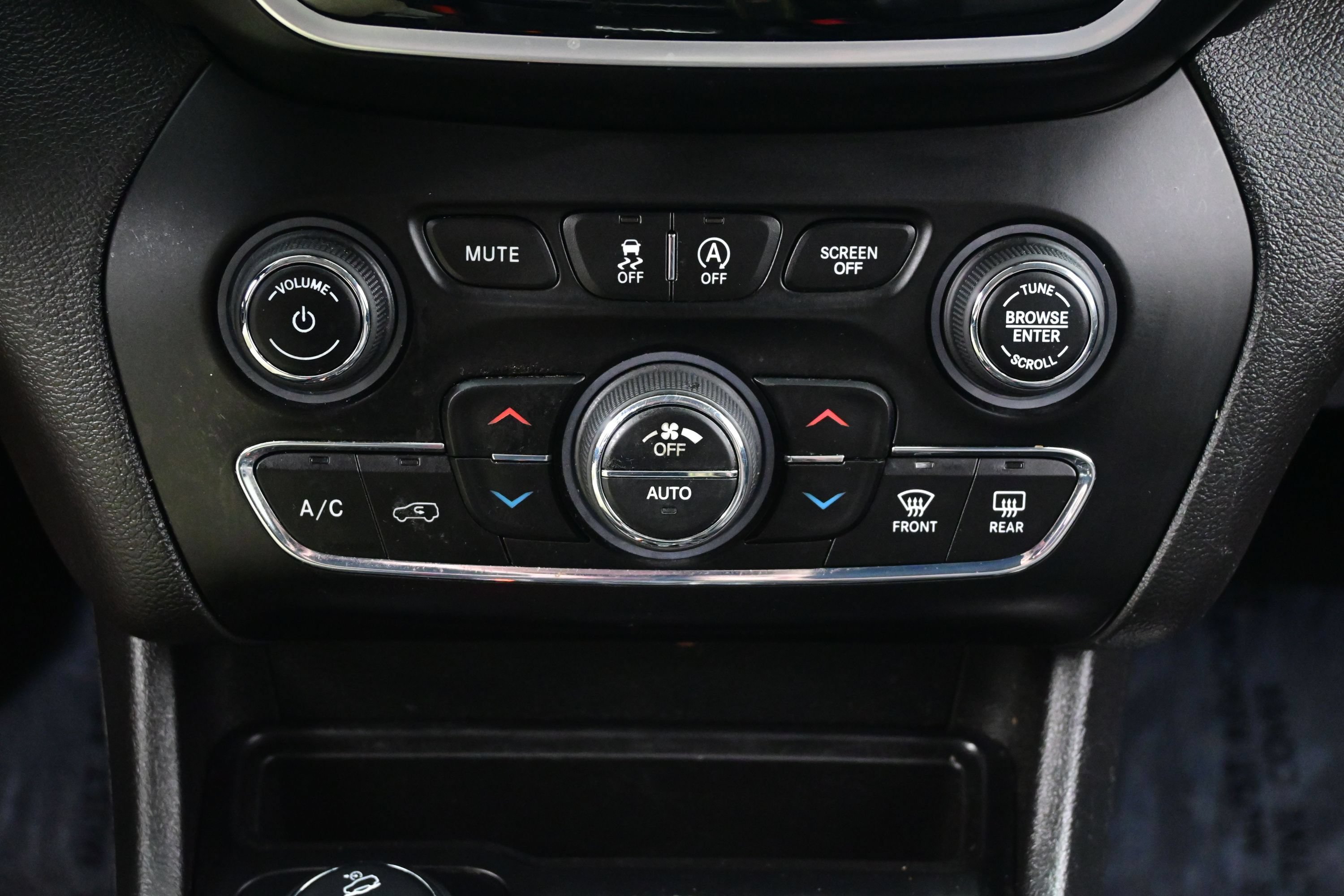 Used 2019 Jeep Cherokee Limited w/ Trailer Tow Group AWD/4WD image 24