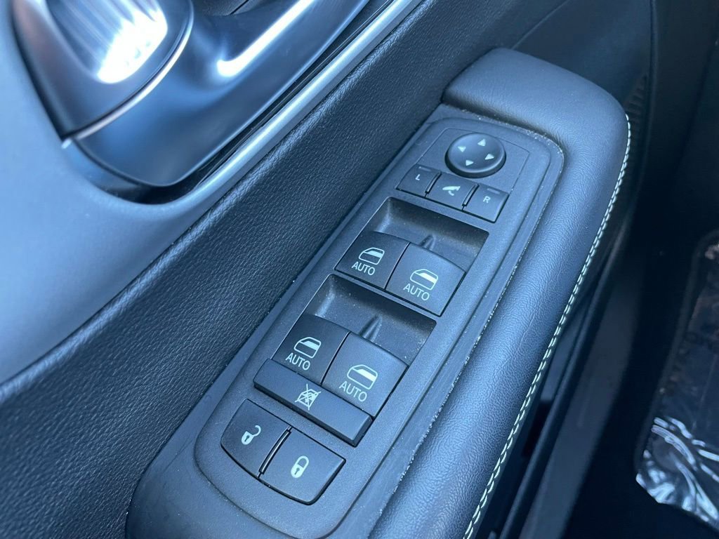 Used 2025 Chrysler Pacifica Limited image 25