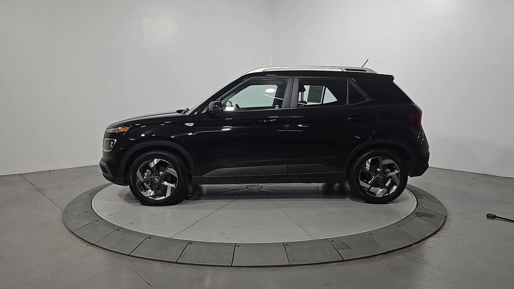 Used 2024 Hyundai Venue SEL image 2