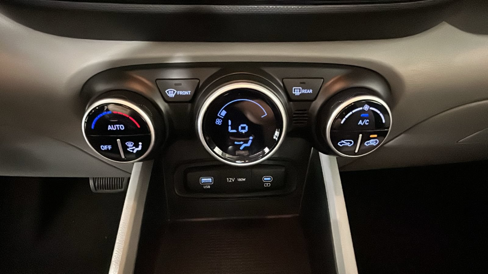 Certified 2023 Hyundai Venue SEL FWD image 26