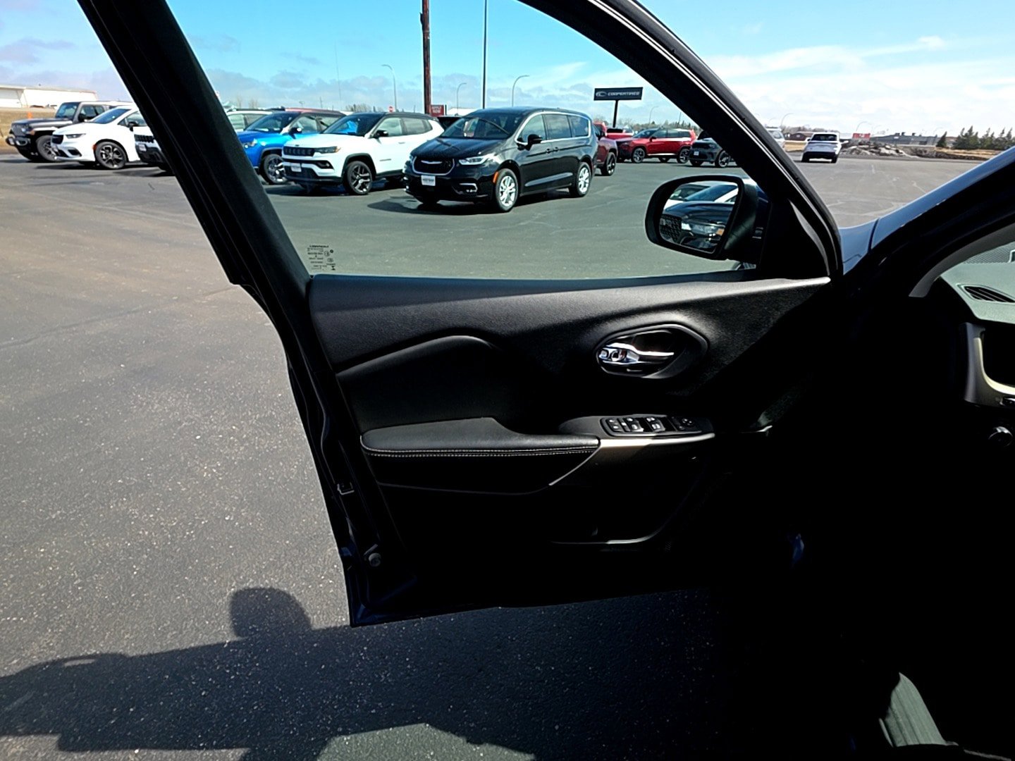Used 2018 Jeep Cherokee Limited AWD/4WD image 11