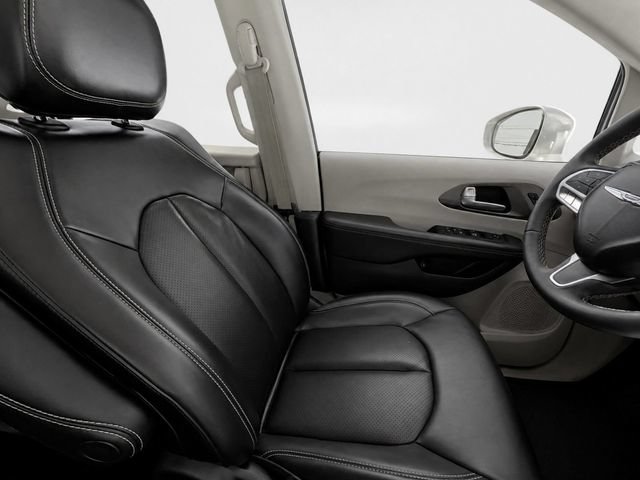 Used 2023 Chrysler Pacifica Touring-L FWD image 15