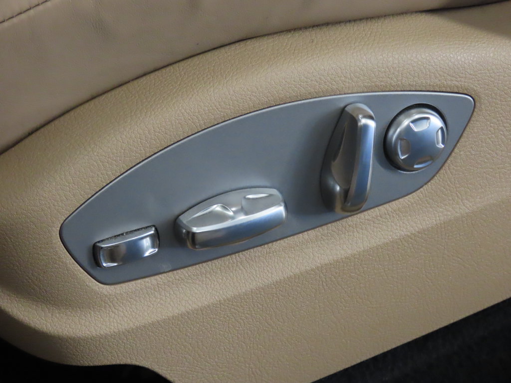 Certified 2023 Porsche Macan AWD/4WD image 38