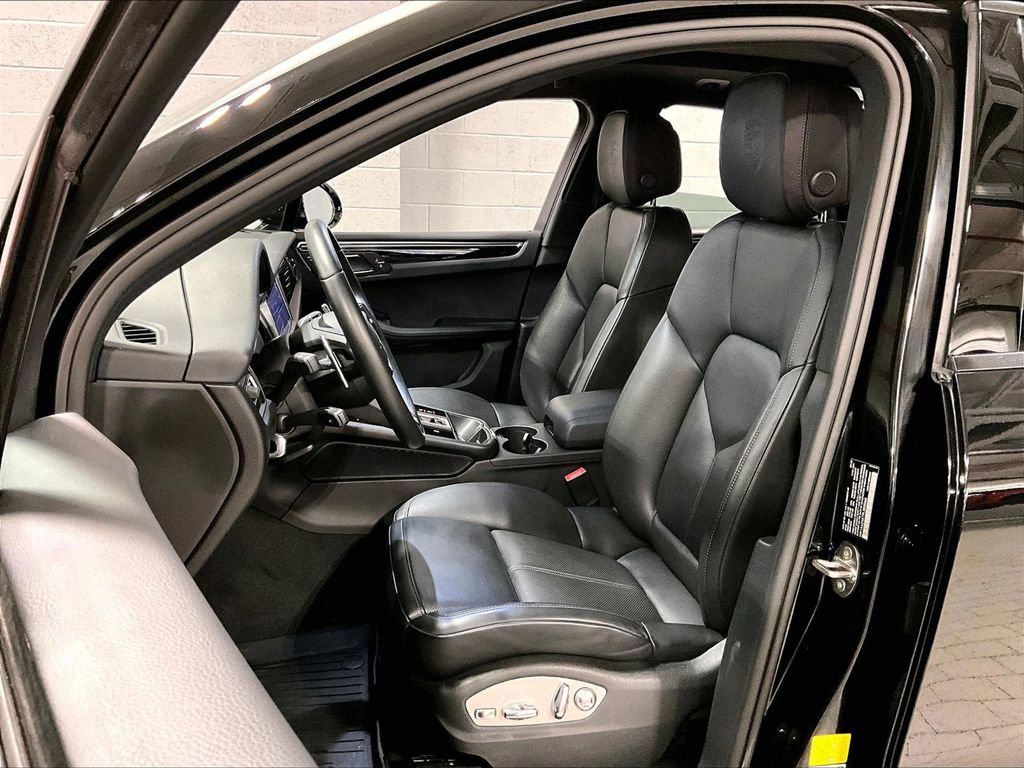 Certified 2023 Porsche Macan AWD/4WD image 5