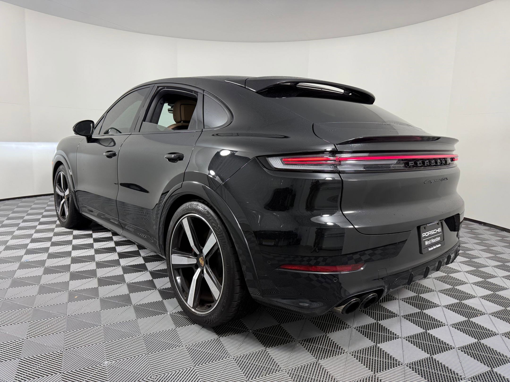 Used 2025 Porsche Cayenne GTS image 3