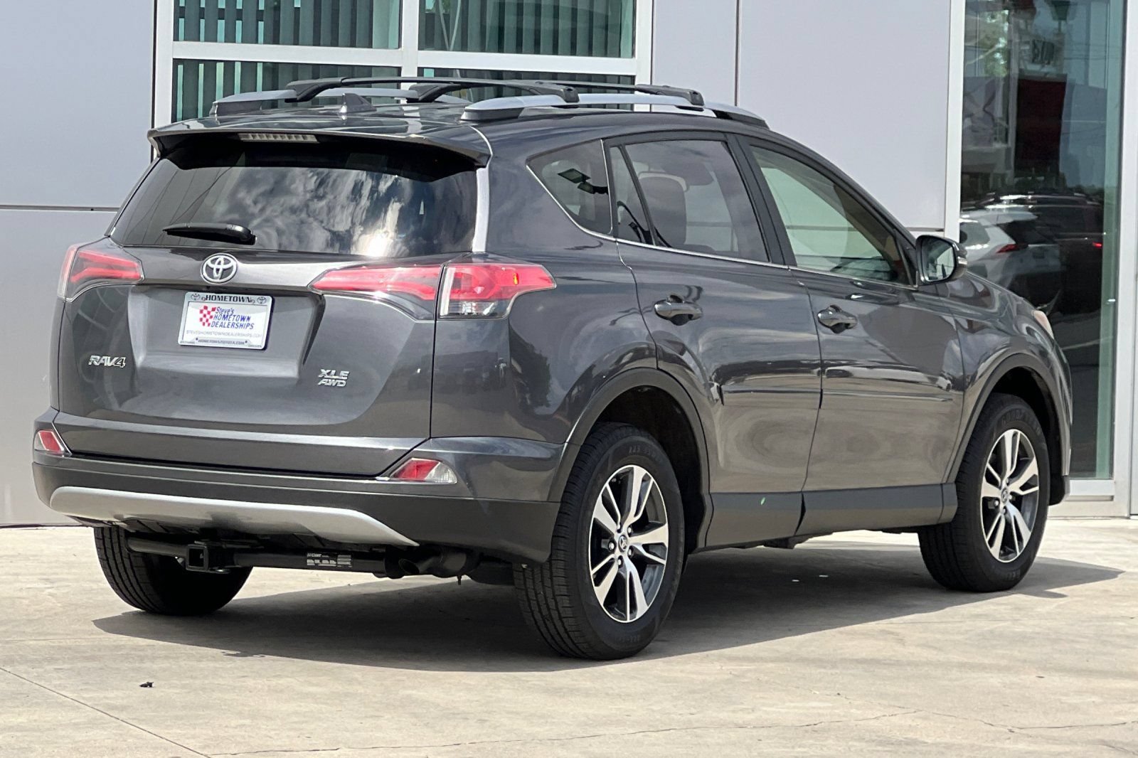 Used 2018 Toyota RAV4 XLE AWD/4WD image 4