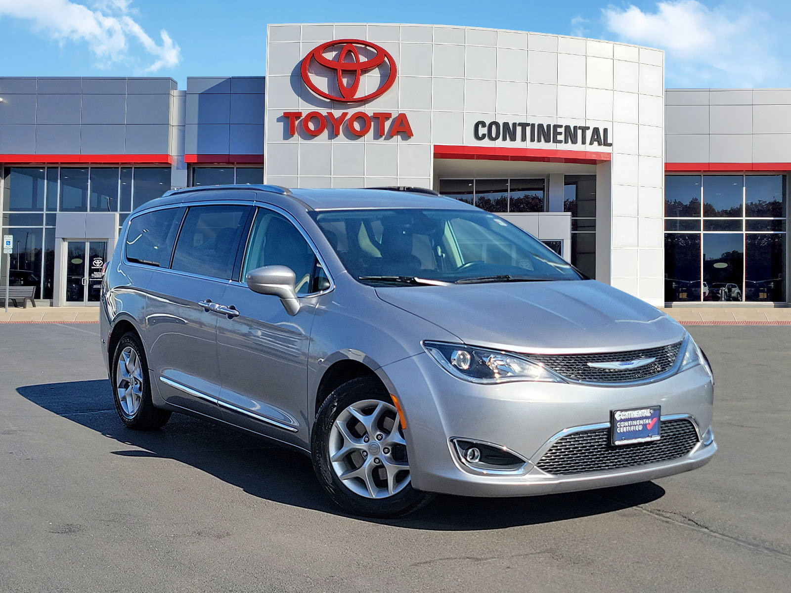 Used 2019 Chrysler Pacifica Touring-L Plus w/ Tire & Wheel Group image 2