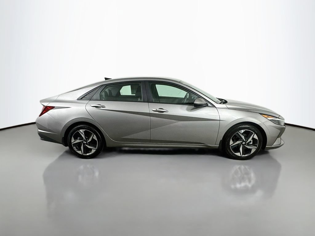 Used 2023 Hyundai Elantra SEL w/ Convenience Package FWD image 7