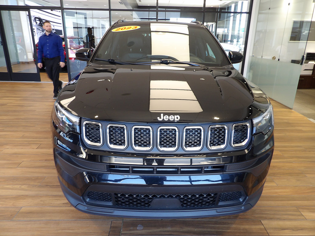 Used 2023 Jeep Compass Latitude w/ Sun and Sound Group AWD/4WD image 2
