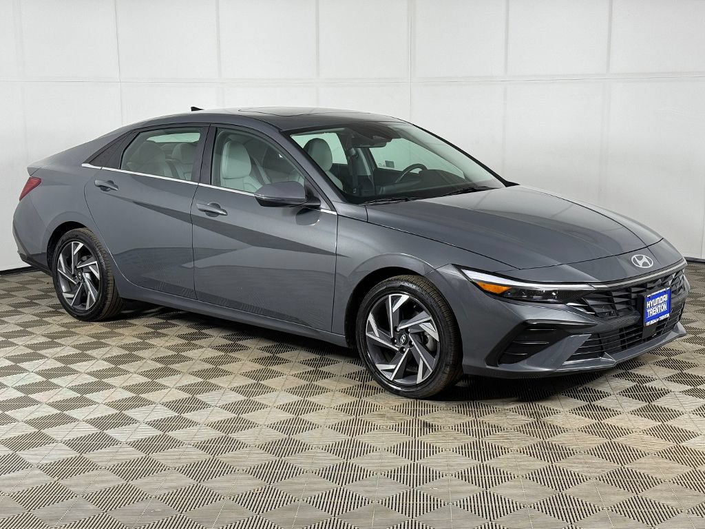 Certified 2025 Hyundai Elantra Limited FWD image 2